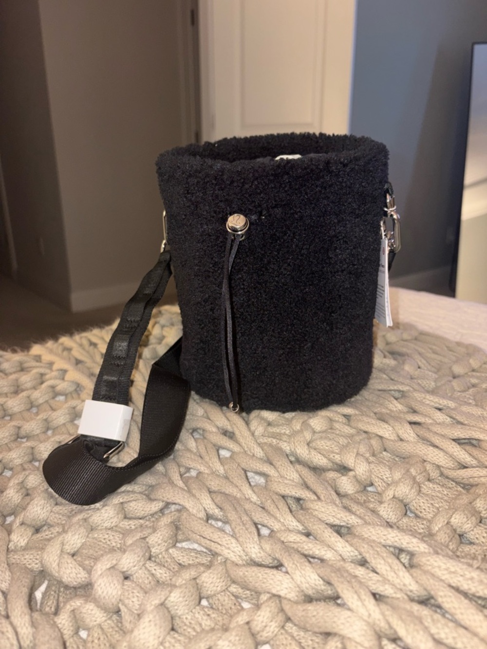 Black Lululemon Fleece Bucket Bag – Versatile Women’s Shoulder & Crossbody - Picture 3 of 5